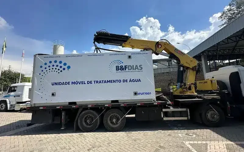 Unidade móvel de tratamento de água da B&F Dias instalada em caminhão, posicionada em ambiente industrial para operação de tratamento de água em campo.