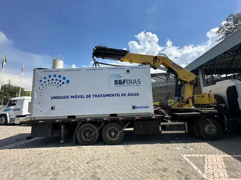 Unidade móvel de tratamento de água da B&F Dias instalada em caminhão, posicionada em ambiente industrial para operação de tratamento de água em campo.